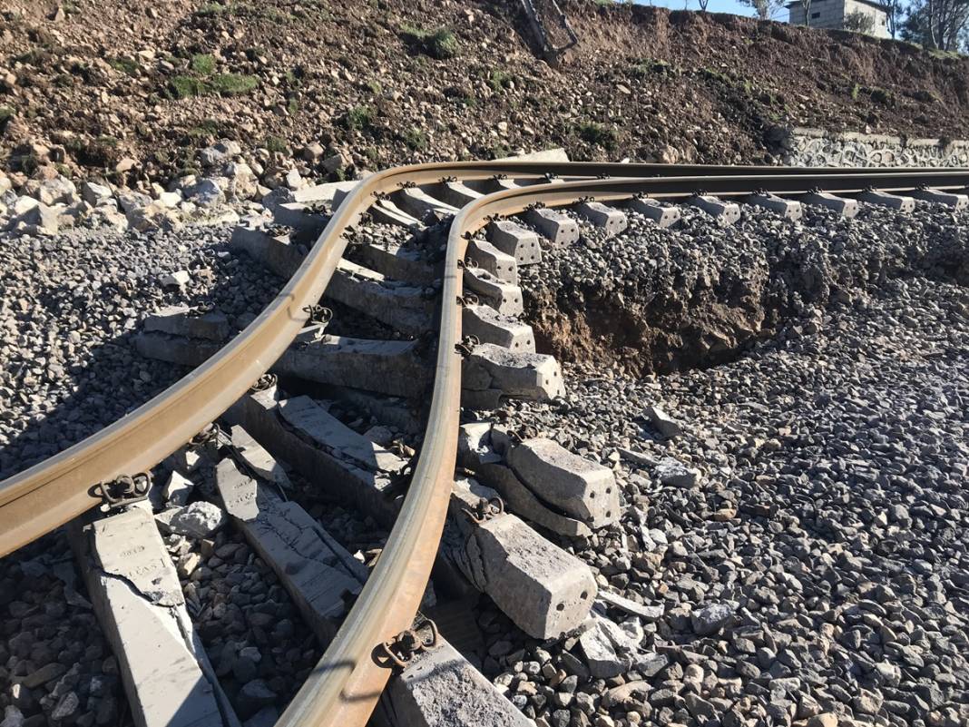 Deprem demiryollarını da vurdu! Raylar eğrildi, trenler devrildi, kayalar düştü! İşte dehşetin fotoğrafları 8